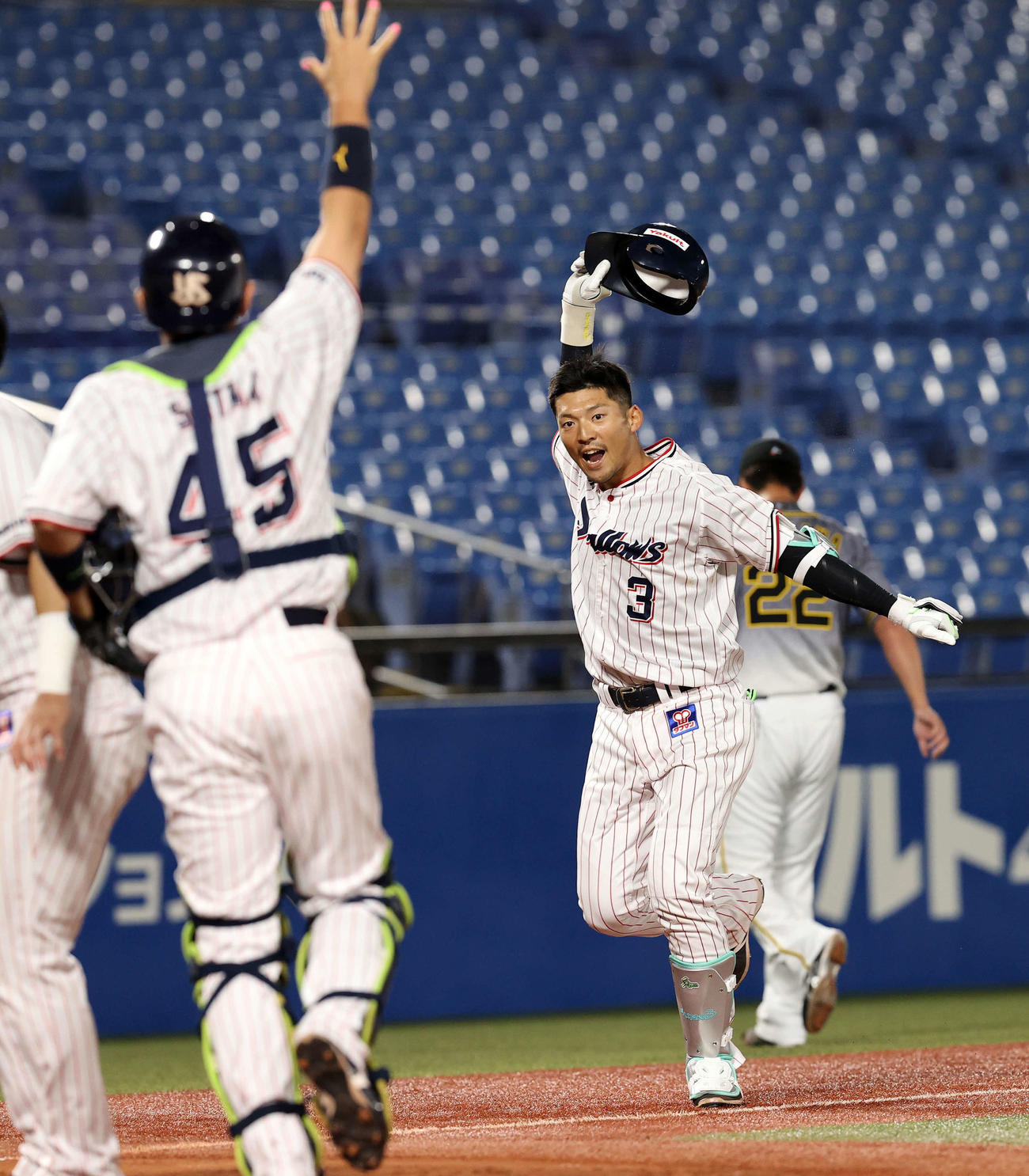 ヤクルト対阪神　9回裏ヤクルト2死一、二塁、西浦（中央）は左越え本塁打を放ち喜ぶ。右後方は阪神藤川（撮影・鈴木正人）