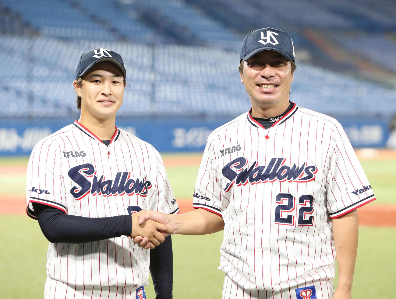 ヤクルト対阪神　プロ初勝利し高津監督（右）と握手するヤクルト長谷川（撮影・鈴木正人）