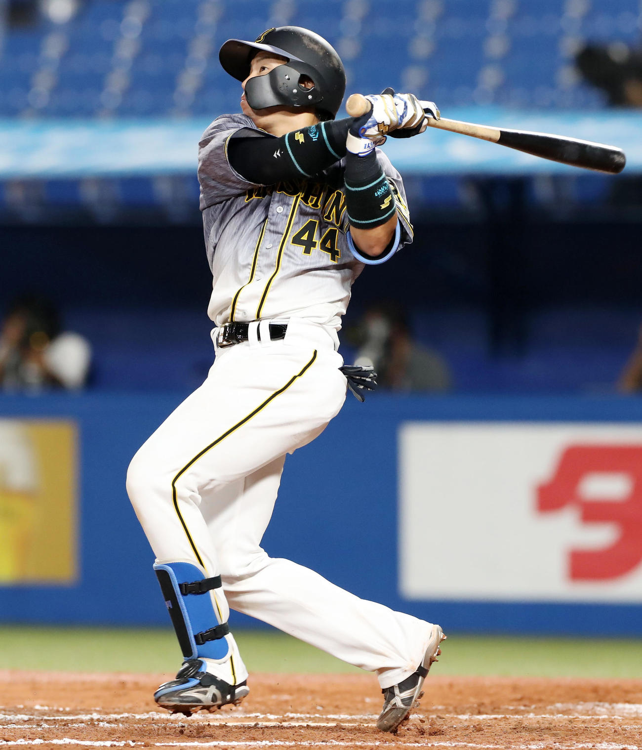 ヤクルト対阪神　8回表阪神無死、梅野は左越え先制本塁打を放つ（撮影・加藤哉）