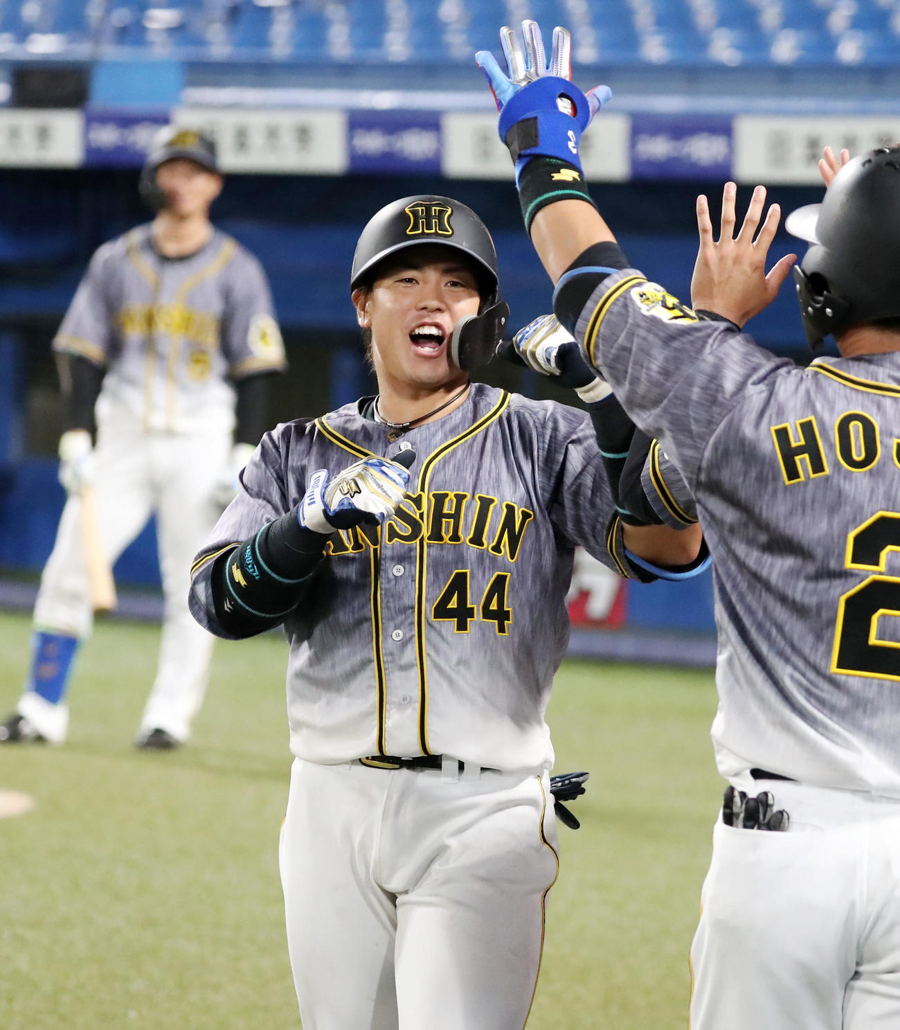 ヤクルト対阪神　8回表阪神無死、梅野は左越え先制本塁打を放ち笑顔でナインとエアタッチ（撮影・加藤哉）
