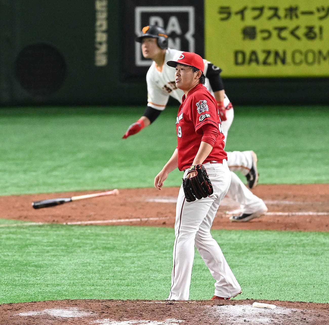 巨人対広島　8回裏巨人無死、岡本に右越えソロ本塁打を浴びる菊池保（撮影・鈴木みどり）