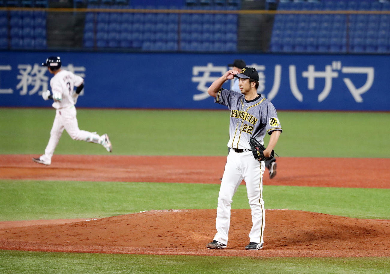 ヤクルト対阪神　9回裏ヤクルト2死一、二塁、藤川は西浦（左）にサヨナラ左越え3点本塁打を被弾（撮影・加藤哉）