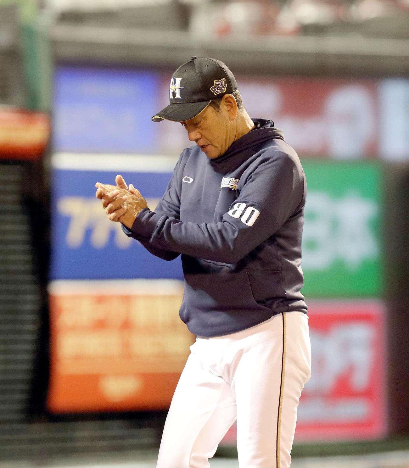楽天対日本ハム　選手交代を告げ手を叩きながらベンチに戻る日本ハム栗山監督（撮影・佐藤翔太）