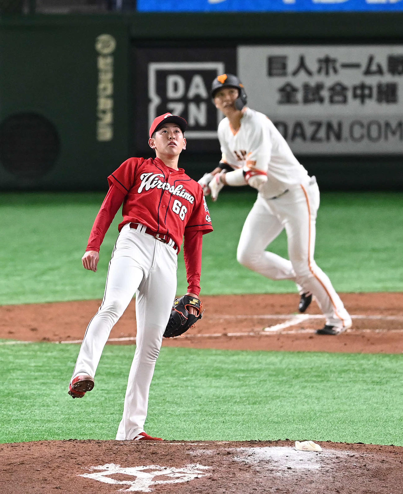 巨人対広島　5回裏巨人1死一塁、坂本に左越え2点本塁打を浴びる遠藤（撮影・鈴木みどり）