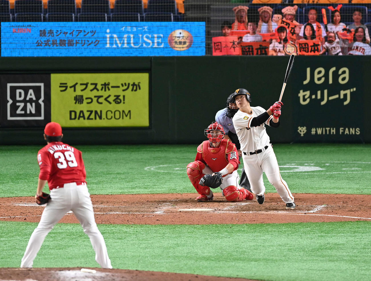 巨人対広島　8回裏巨人無死、右越えソロ本塁打を放つ岡本。投手菊池保（撮影・鈴木みどり）