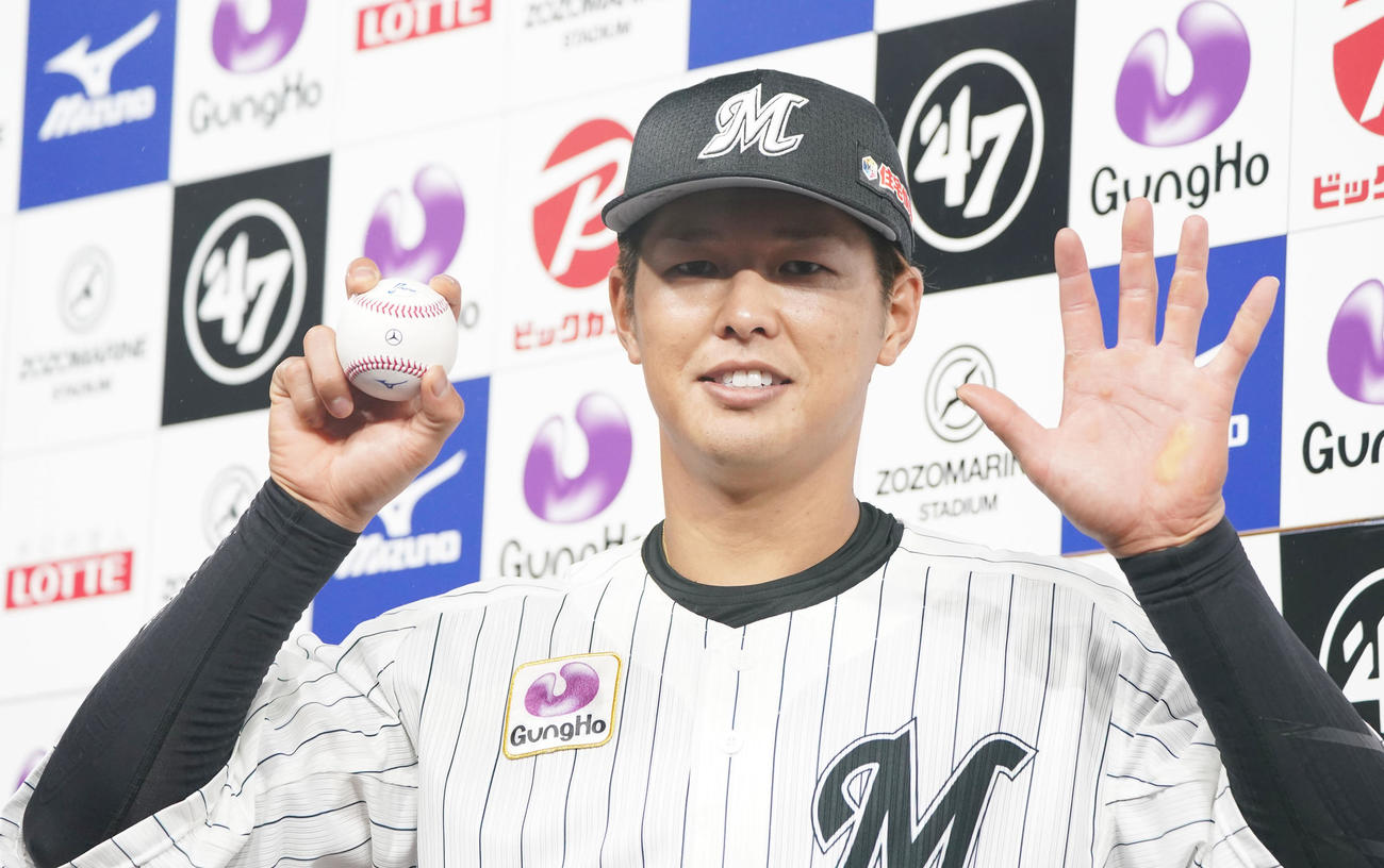 ロッテ対オリックス　5連勝を達成し、ベンツマークボールを手に笑顔を見せるロッテ中村奨（撮影・横山健太）