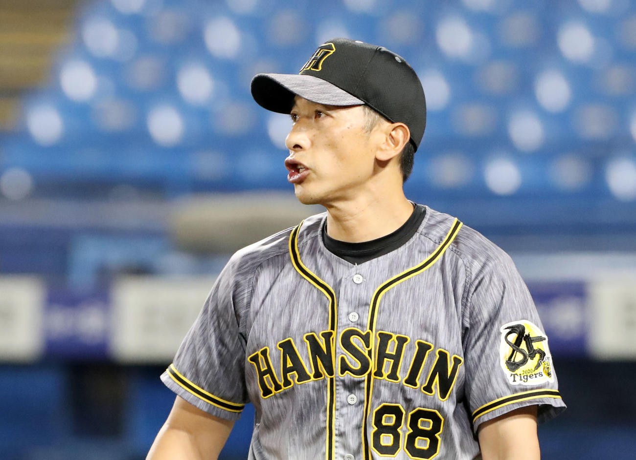 ヤクルト対阪神　8回裏、選手交代を告げる阪神矢野監督（撮影・加藤哉）
