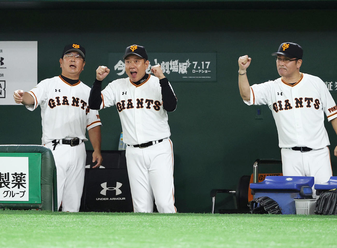 巨人対広島　8回裏巨人無死、同点の右越えソロ本塁打を放った岡本をエアーグータッチで迎える原監督（中央）（撮影・垰建太）