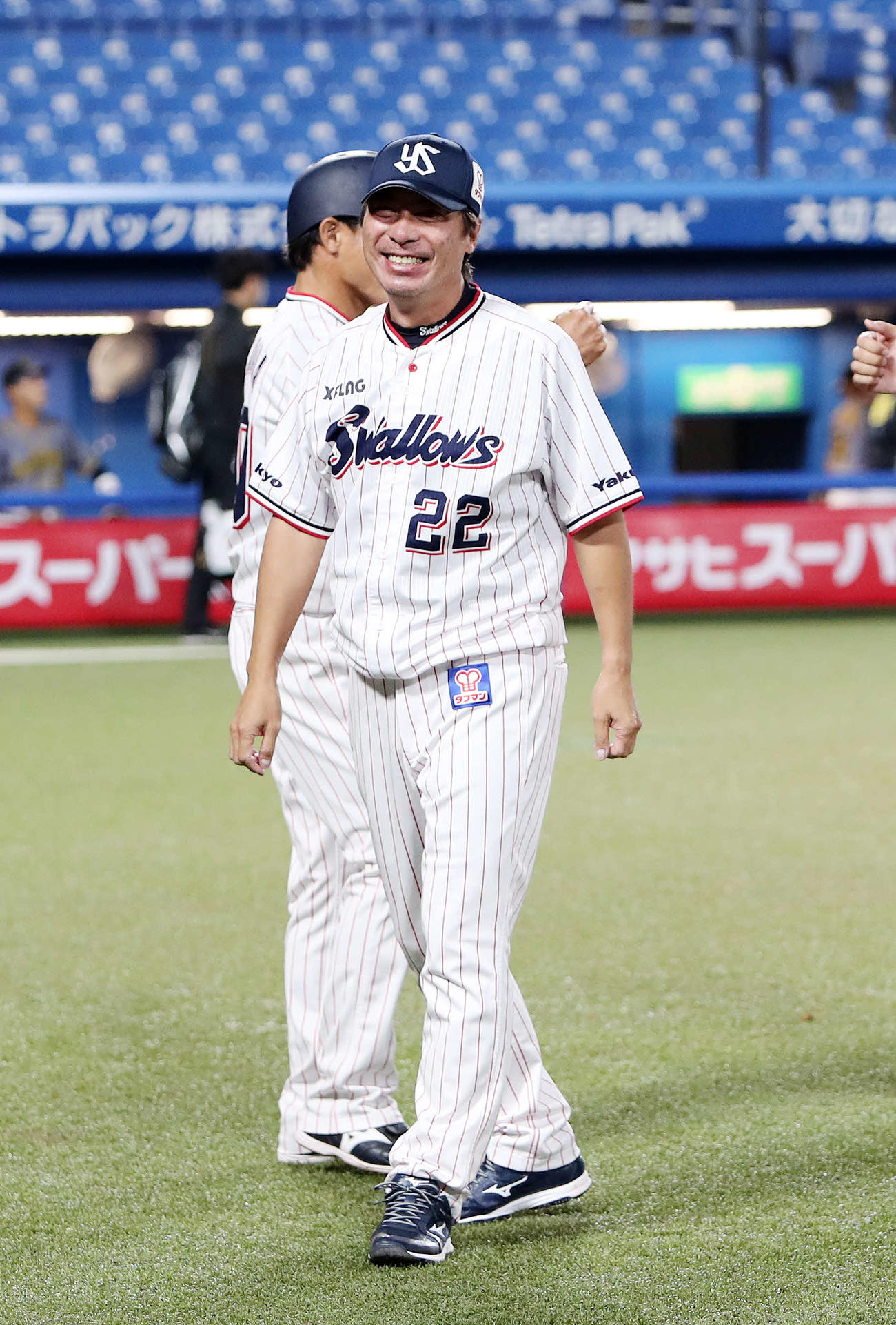 ヤクルト対阪神　サヨナラ勝利し笑顔を見せるヤクルト高津監督（撮影・鈴木正人）