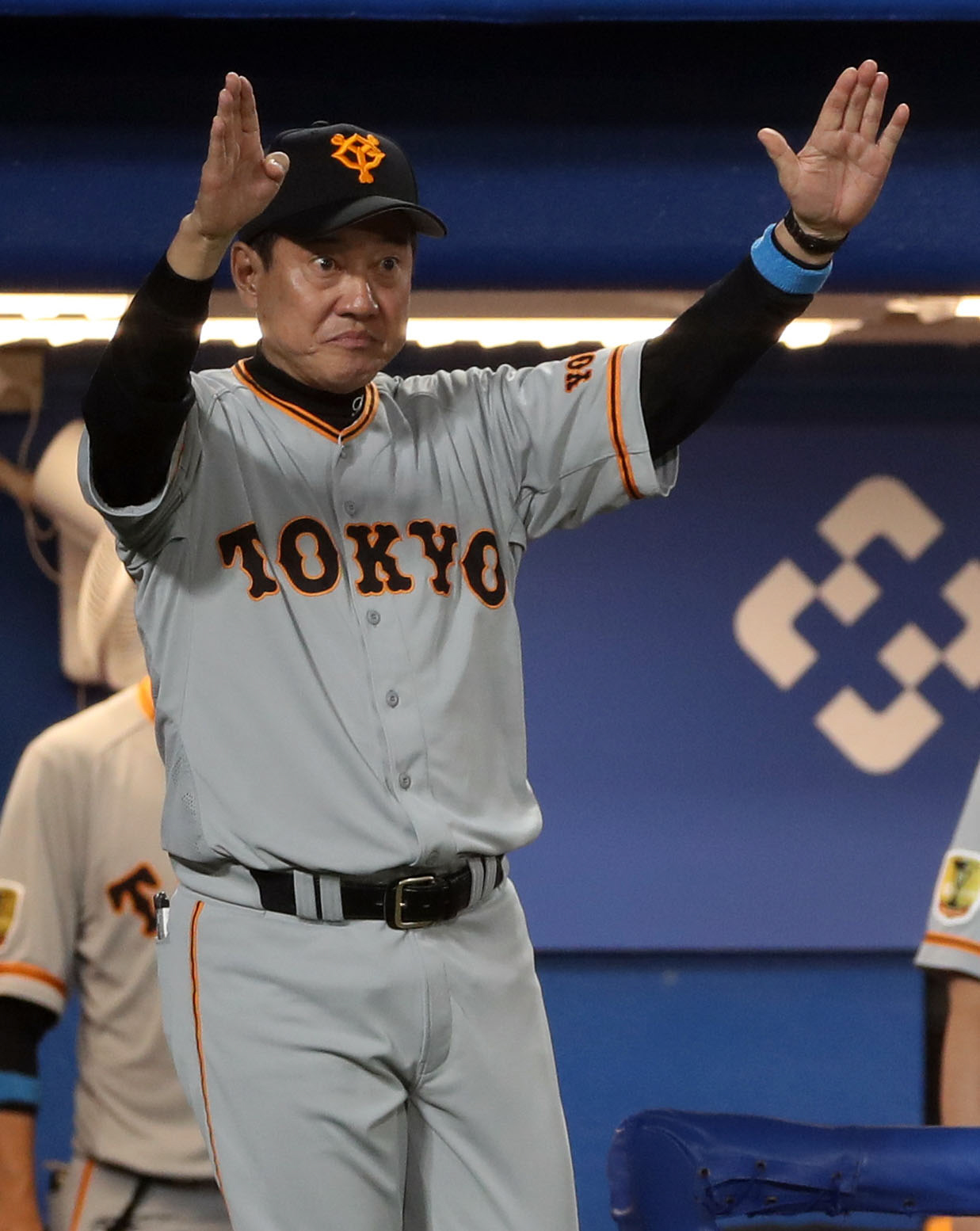 ヤクルト対巨人　7回表巨人1死一、三塁、亀井の適時二塁打でアウトとなった一走吉川尚のプレーにリクエストする原監督（撮影・狩俣裕三）