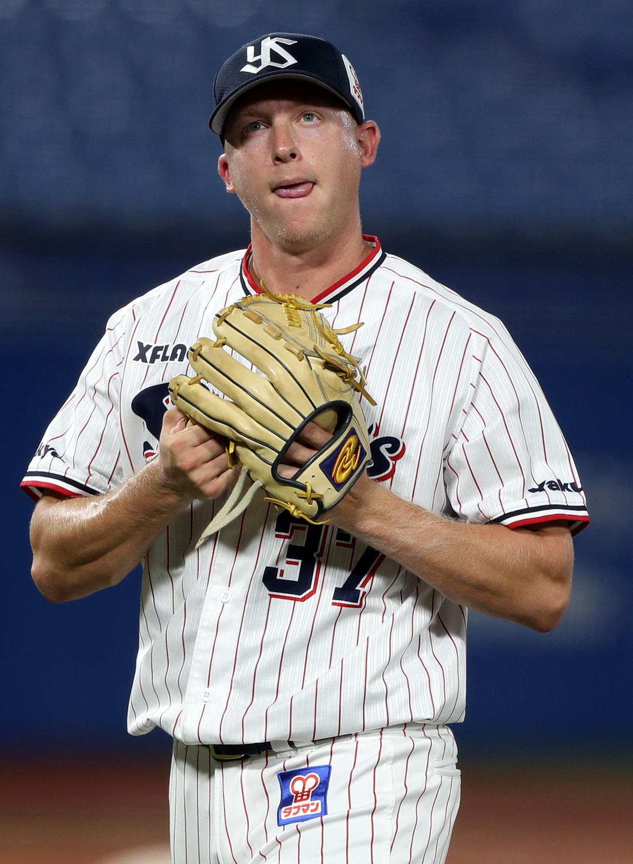 ヤクルト対巨人　8回表途中、降板するマクガフ（撮影・狩俣裕三）
