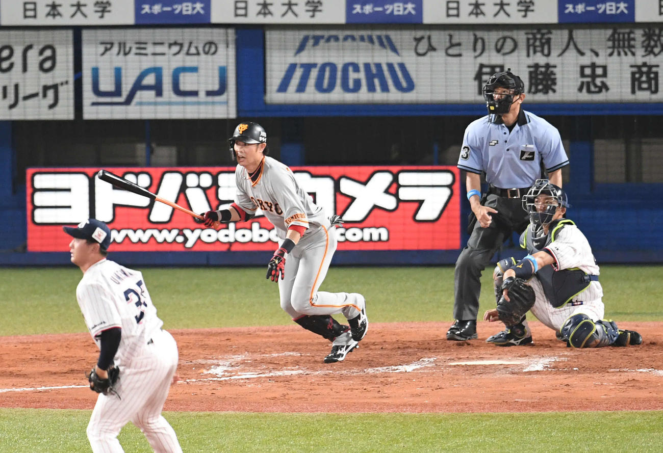 ヤクルト対巨人　7回表巨人1死一、三塁、亀井は右翼へ適時二塁打を放つ。投手梅野（撮影・山崎安昭）