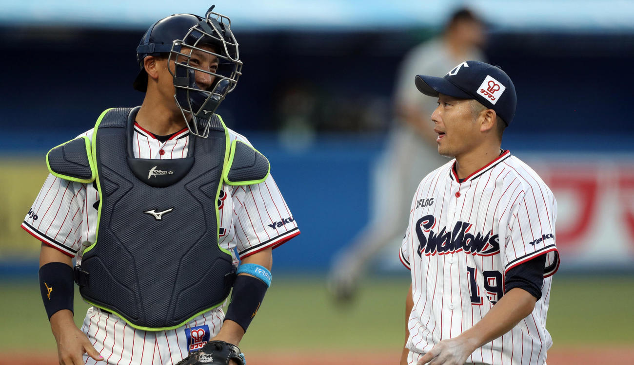 ヤクルト対巨人　1回表を抑え、笑顔で話し合う嶋（左）と石川（撮影・狩俣裕三）