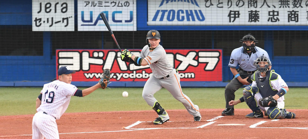 ヤクルト対巨人　1回表巨人1死、丸は中前打を放つ。投手石川（撮影・山崎安昭）