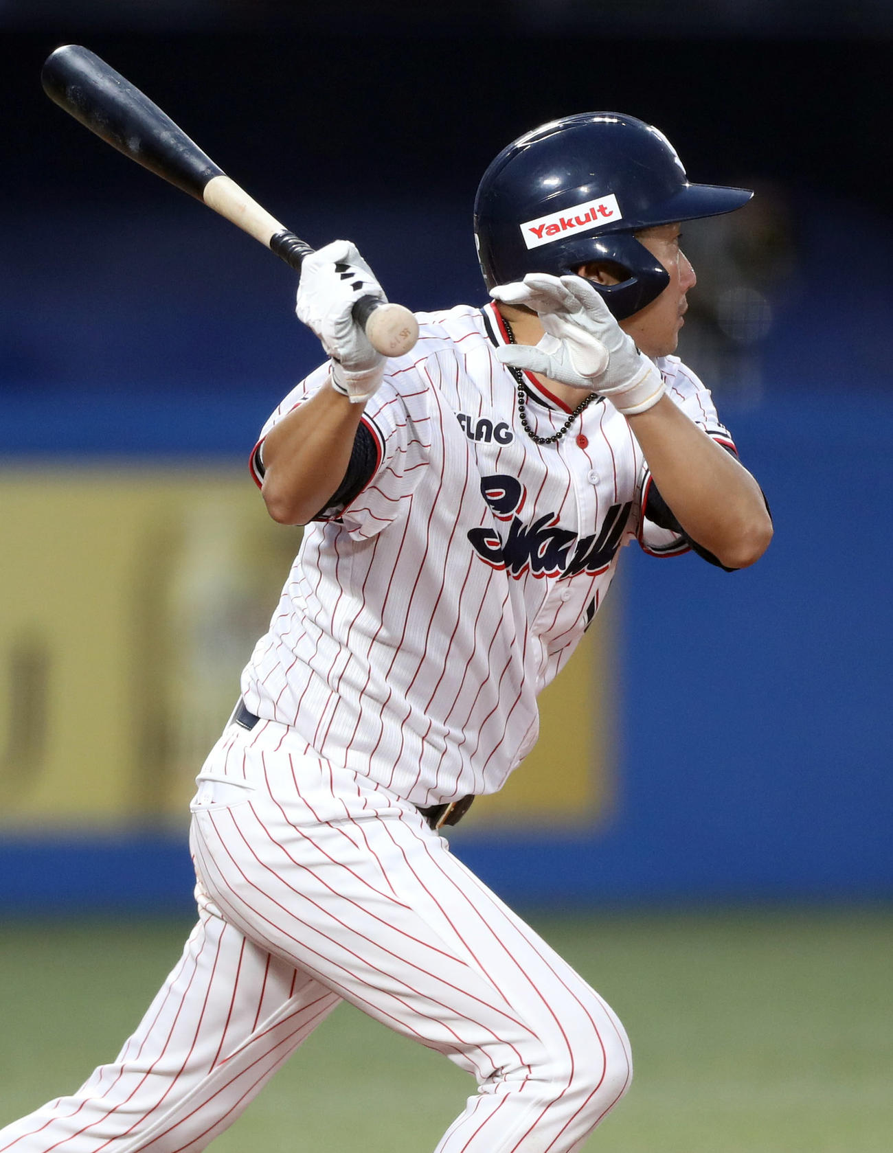 ヤクルト対巨人　3回裏ヤクルト2死、左前打を放つ石川（撮影・狩俣裕三）
