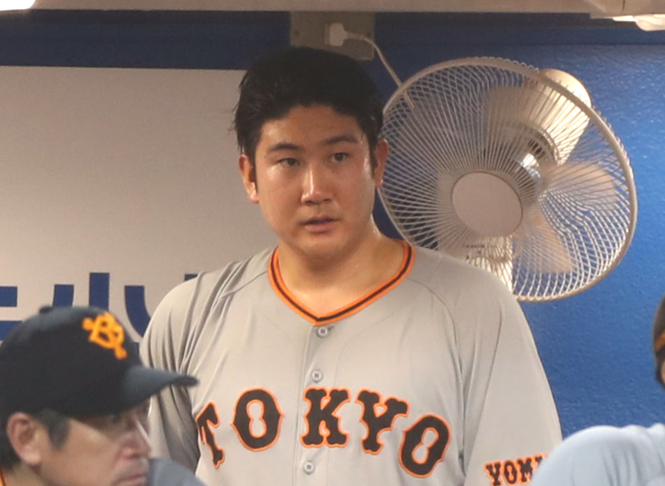 ヤクルト対巨人　6回裏途中、5失点で降板する菅野（撮影・狩俣裕三）