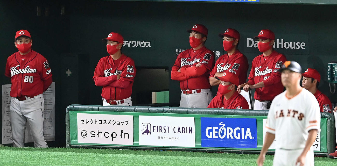 巨人対広島　腕を組みながら試合を見る広島佐々岡監督（中央）（撮影・鈴木みどり）