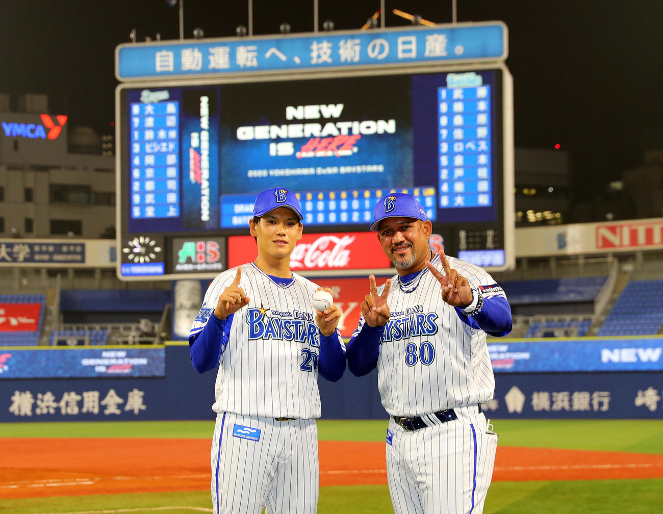 初勝利を飾ったDeNA坂本（左）はラミレス監督と笑顔でポーズ（撮影・大野祥一）