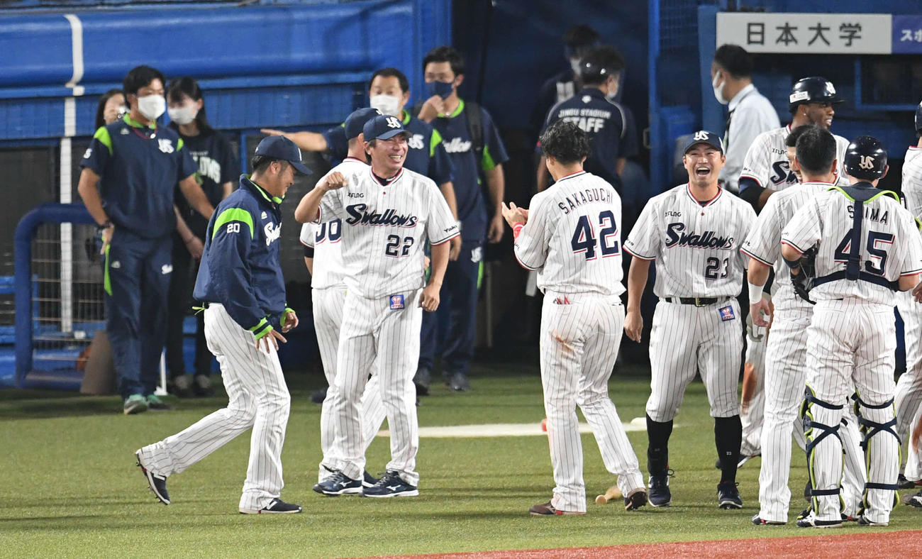 ヤクルト対阪神　サヨナラ勝ちに笑顔のヤクルト高津監督（中央左）（撮影・山崎安昭）