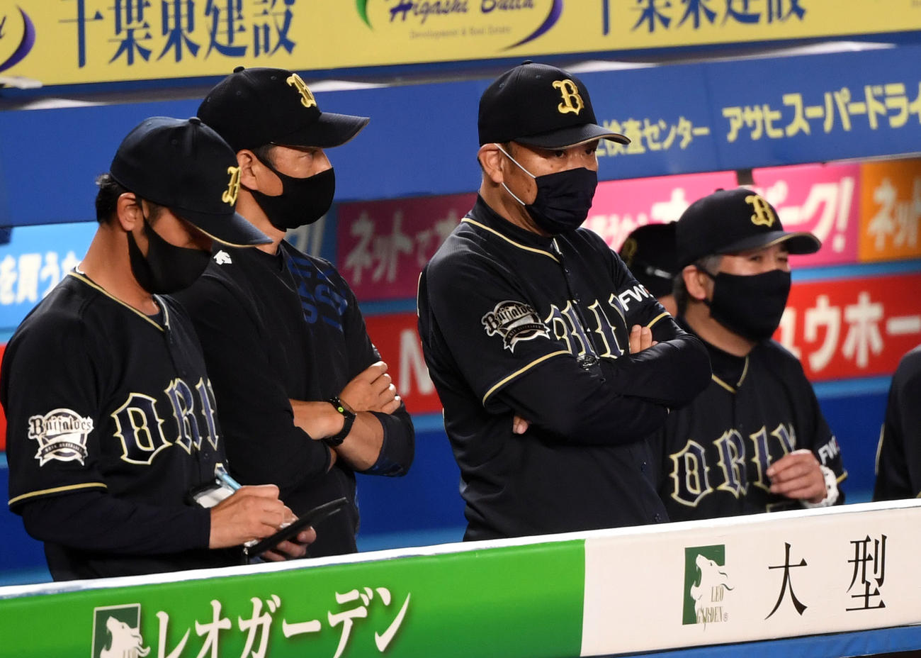 ロッテ対オリックス　厳しい表情で試合を見つめるオリックス西村監督（右から2人目）（撮影・横山健太）