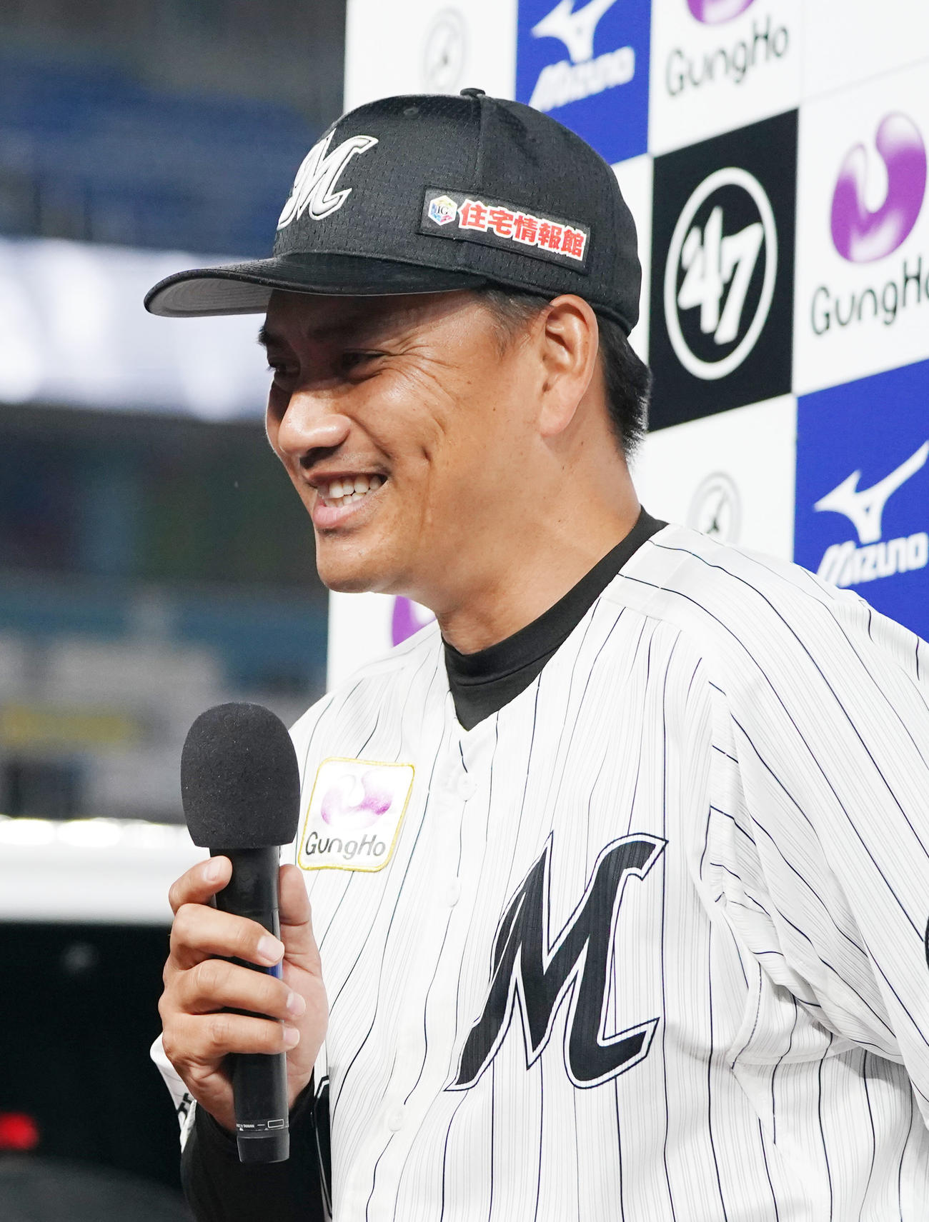 ロッテ対オリックス　インタビューで笑顔を見せるロッテ井口監督（撮影・横山健太）