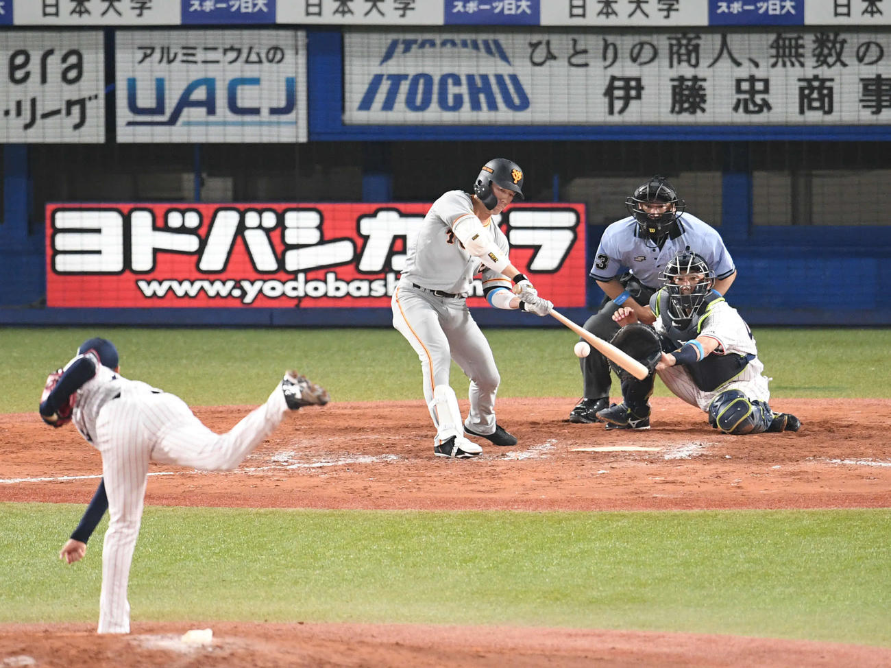 ヤクルト対巨人　9回表巨人1死二塁、重信は右越え2点本塁打を放つ。投手石山（撮影・山崎安昭）