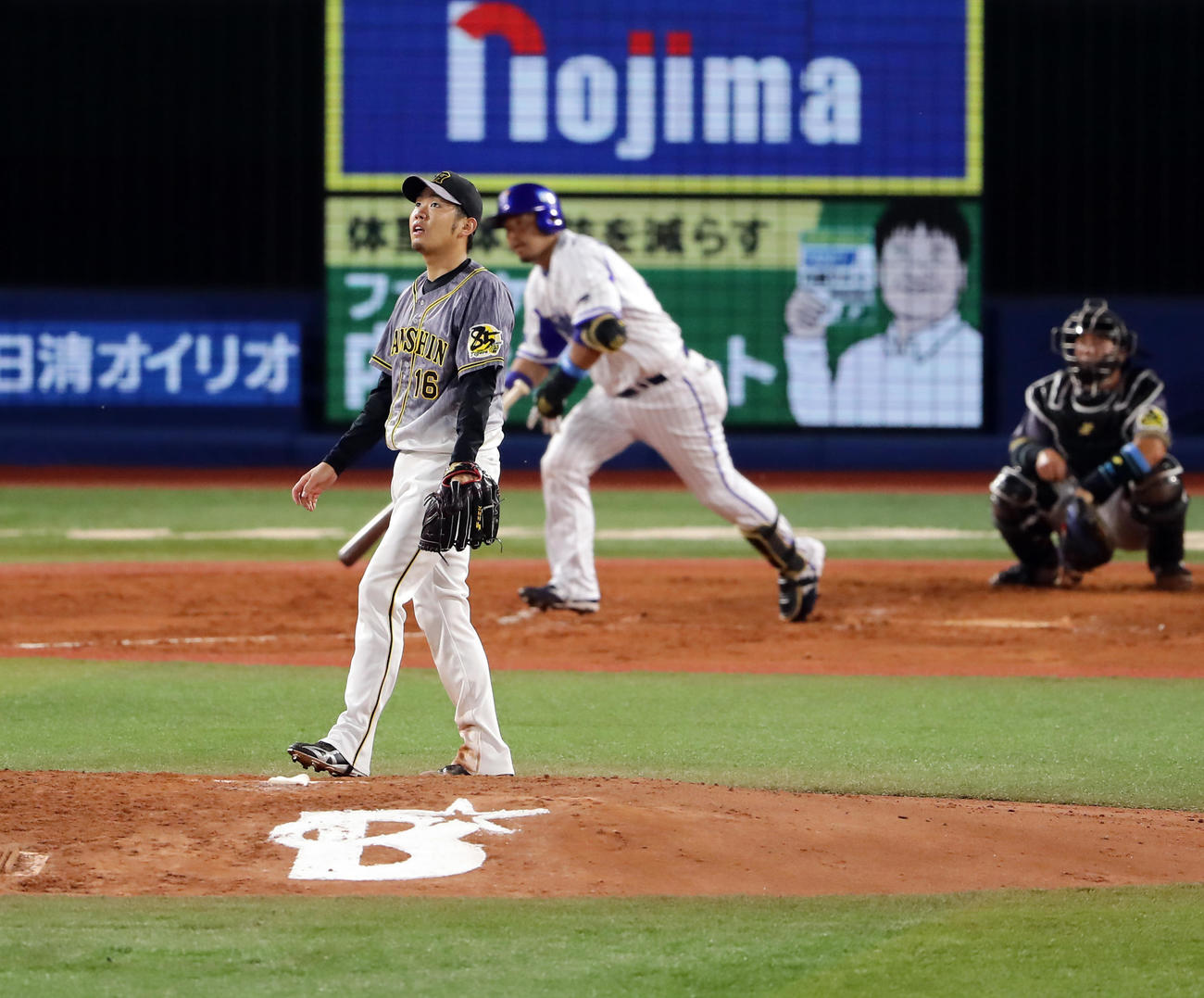 DeNA対阪神　5回裏DeNA無死、宮崎に右翼ソロ本塁打を許し、打球を見つめる西勇（撮影・浅見桂子）