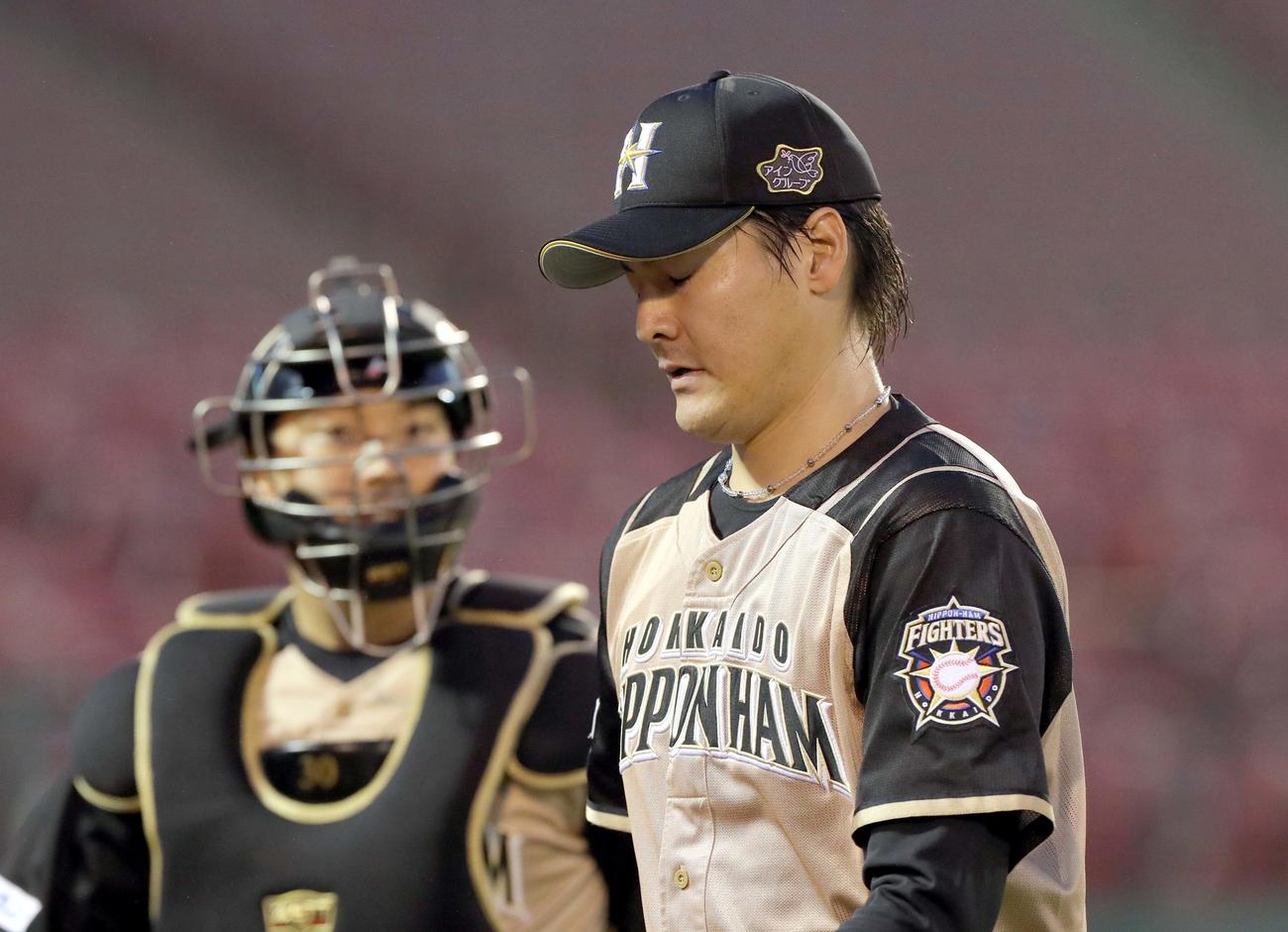 楽天対日本ハム　勝ち越しを許しうつむきながらベンチに戻る日本ハム先発の有原（撮影・佐藤翔太）