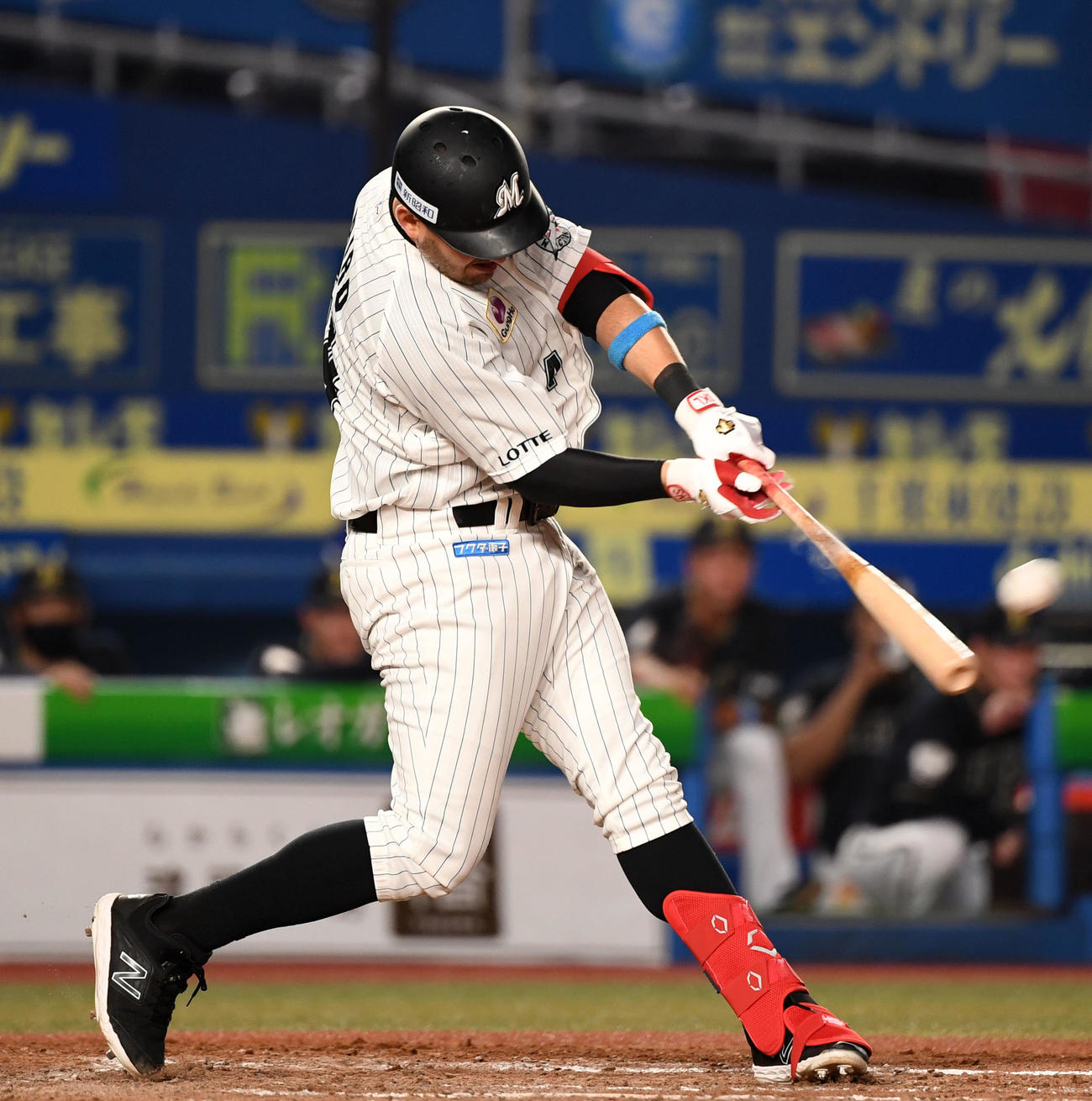 ロッテ対オリックス　4回裏ロッテ無死、左越え本塁打を放つレアード（撮影・横山健太）