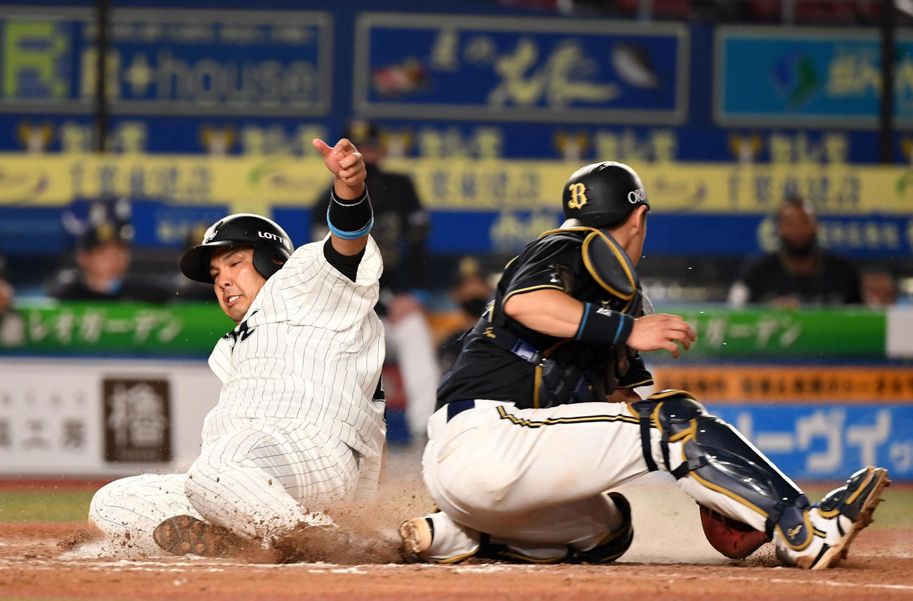 ロッテ対オリックス　8回裏ロッテ2死一、二塁、藤岡裕大の中越え2点適時二塁打で本塁へ生還する井上（撮影・横山健太）