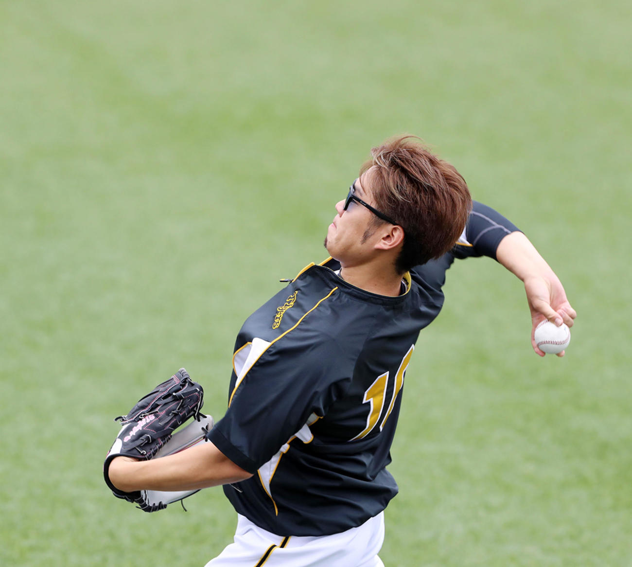 ヤクルト対阪神　キャッチボールする西勇（2020年6月25日撮影）