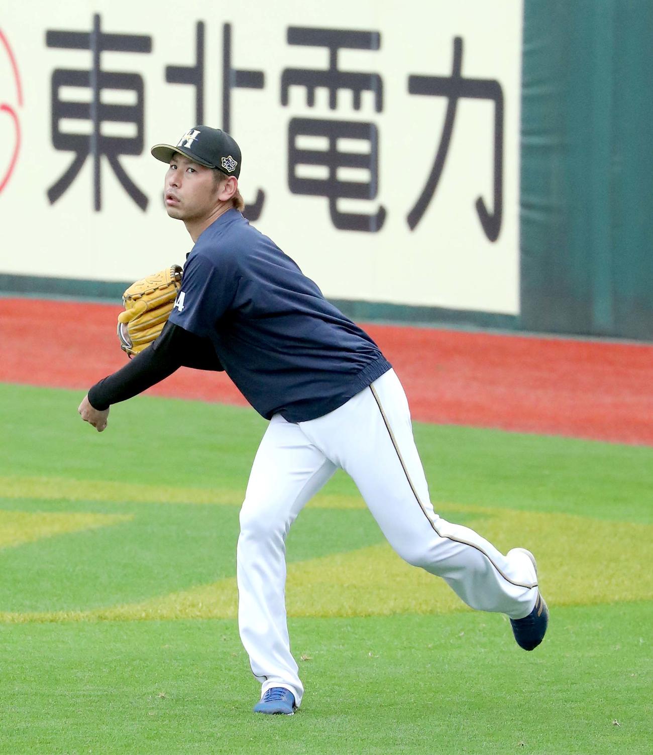 楽天対日本ハム　試合前、キャッチボールをする日本ハム加藤（2020年6月25日撮影）