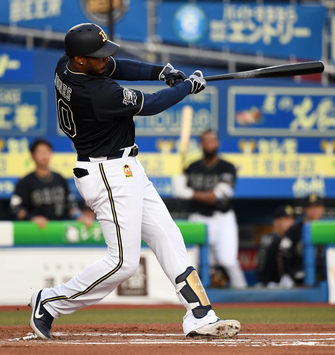 ロッテ対オリックス　1回表オリックス2死二塁、左越え2点本塁打を放つジョーンズ（撮影・横山健太）