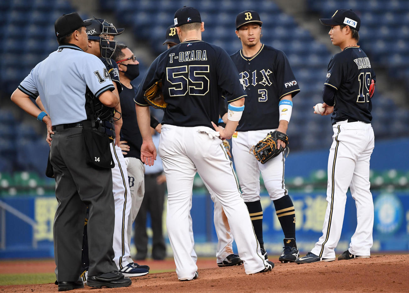 ロッテ対オリックス　1回裏途中、緊急降板するオリックス山岡（右）（撮影・横山健太）