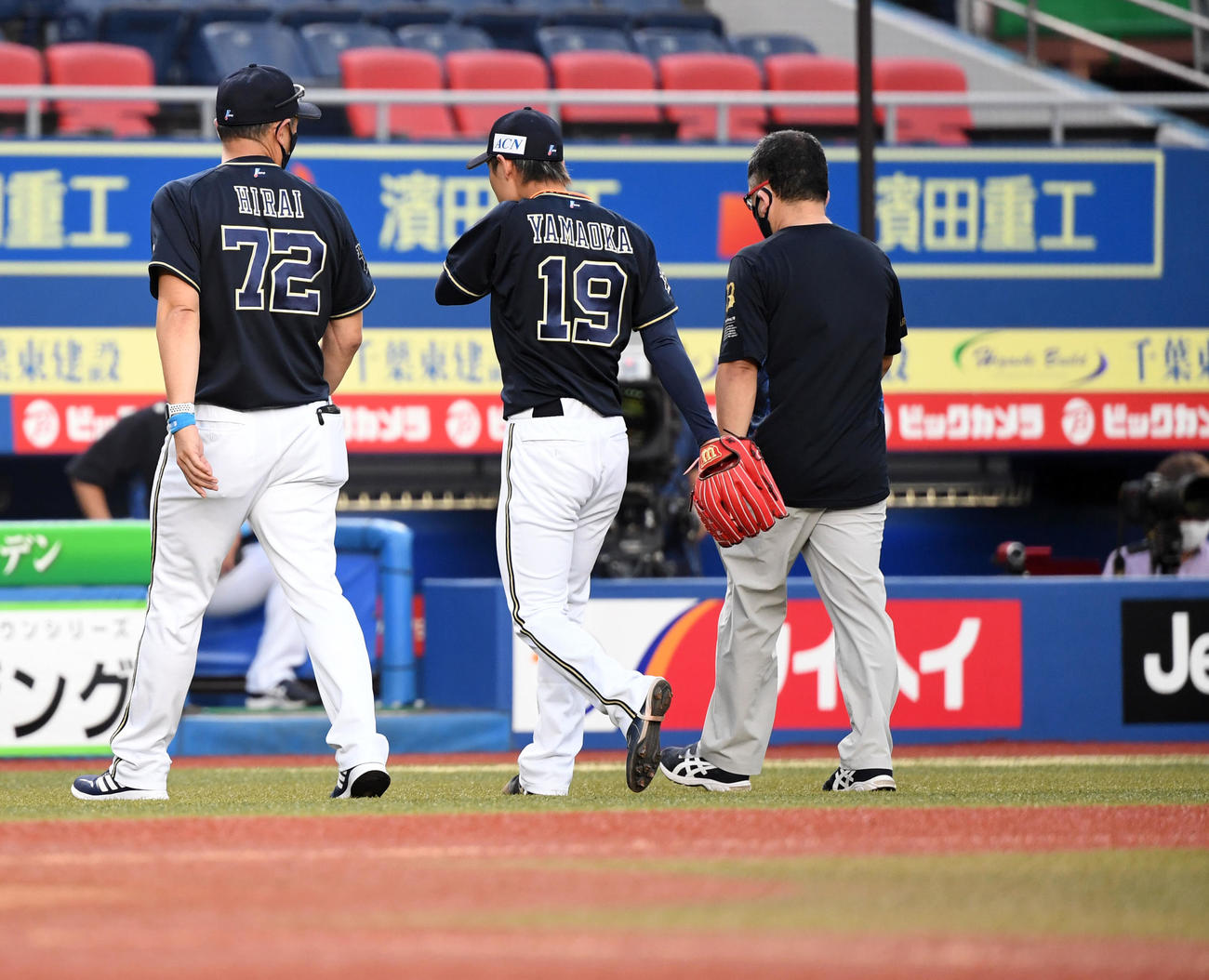 ロッテ対オリックス　1回裏途中、緊急降板するオリックス山岡（中央）（撮影・横山健太）