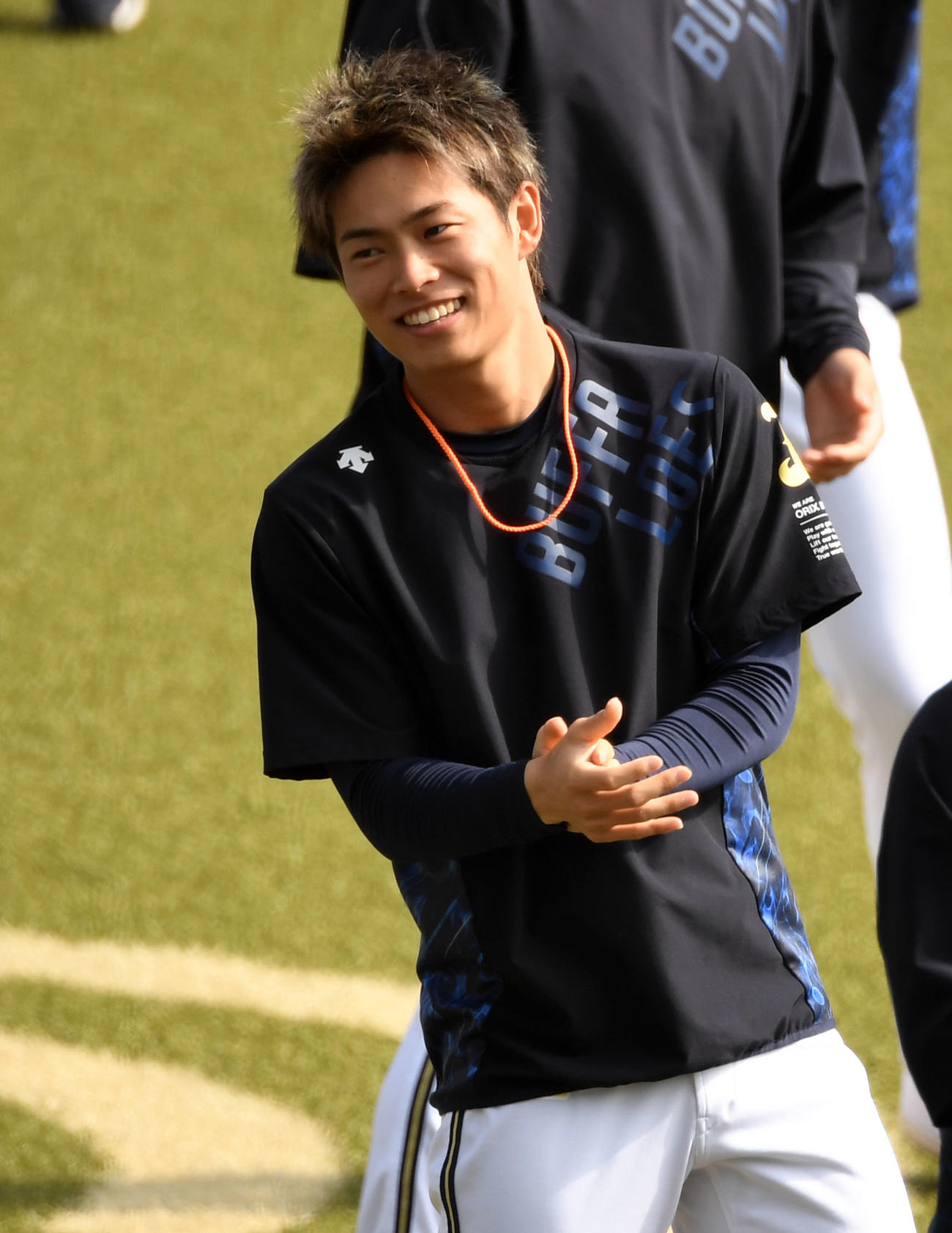 試合前、笑顔を見せるオリックス山岡（撮影・横山健太）