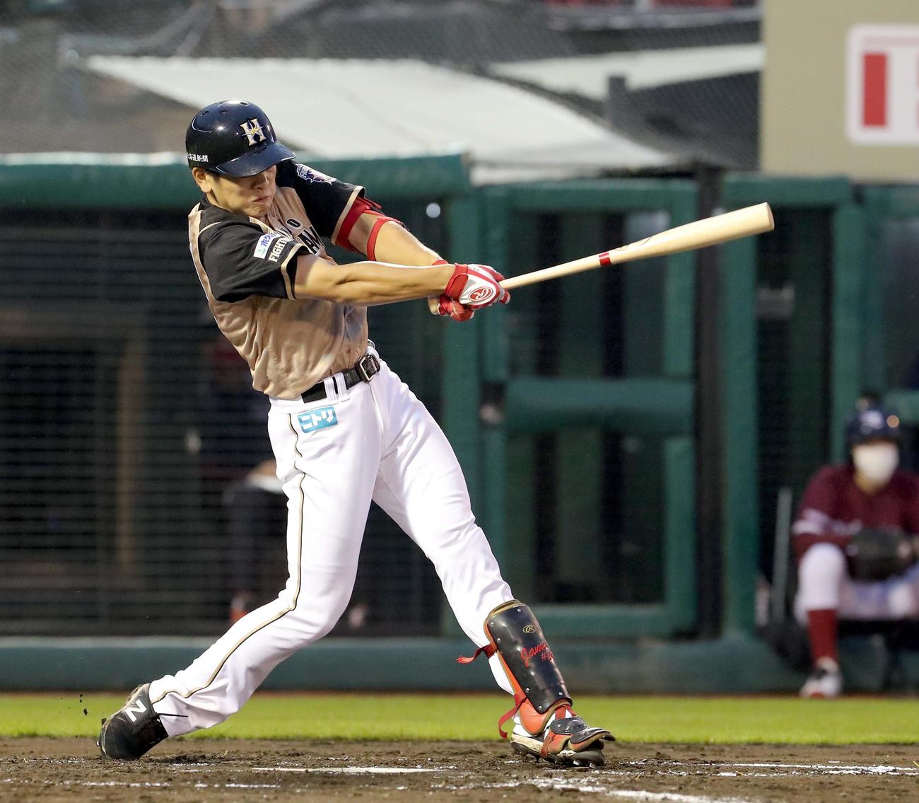 楽天対日本ハム　2回表日本ハム1死一、二塁、野村は同点となる中前適時打を放つ（撮影・佐藤翔太）