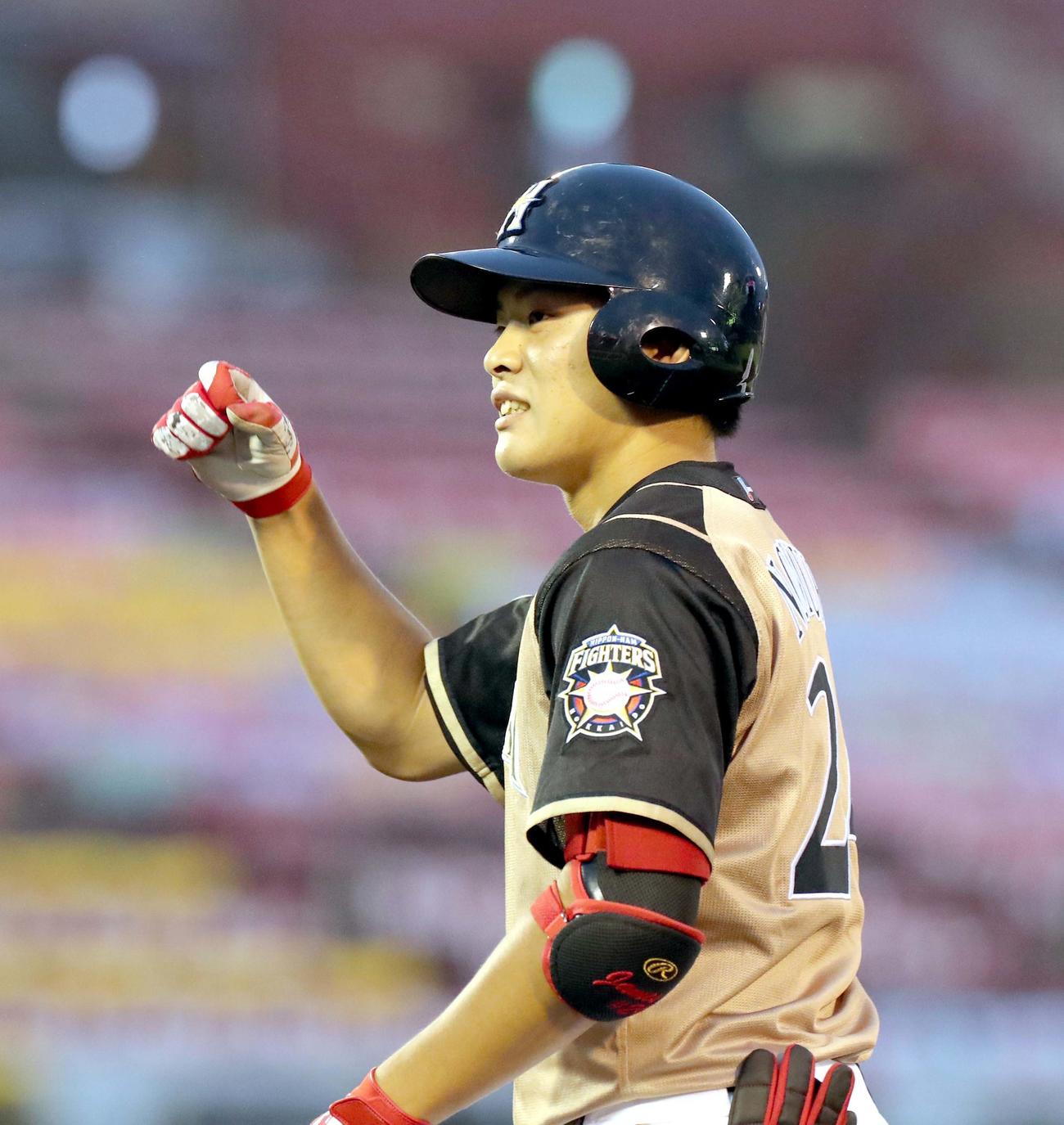 楽天対日本ハム　2回表日本ハム1死一、二塁、野村は同点となる中前適時打を放ちガッツポーズをする（撮影・佐藤翔太）