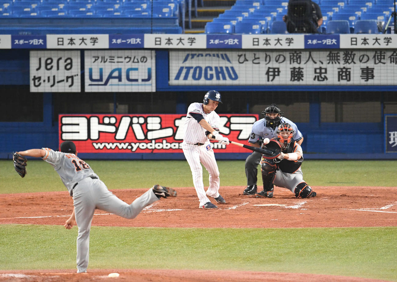 ヤクルト対巨人　3回裏ヤクルト2死、石川は左前打を放つ。投手菅野（撮影・山崎安昭）