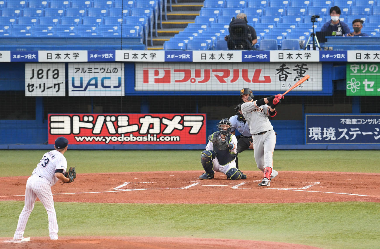 ヤクルト対巨人　2回表巨人無死、陽は右越えソロ本塁打を放つ。投手石川（撮影・山崎安昭）