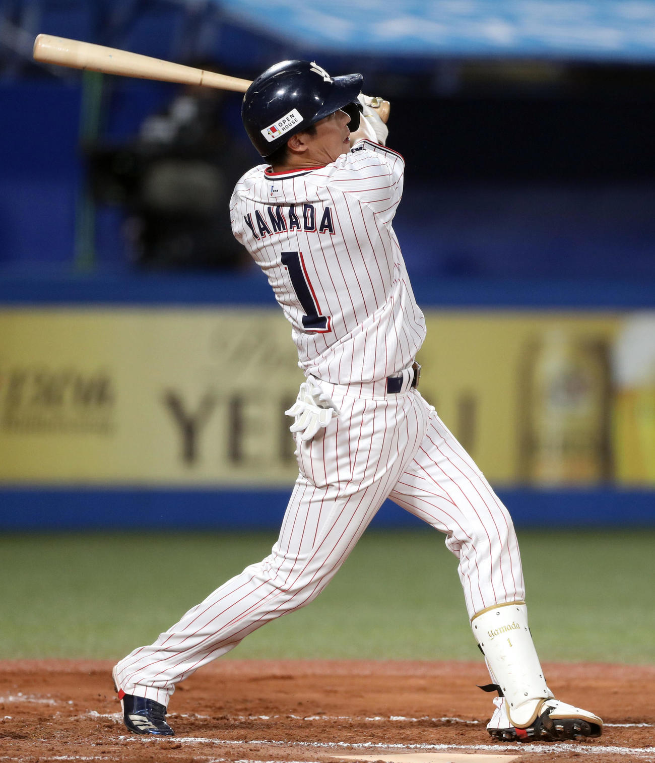 ヤクルト対巨人　6回裏ヤクルト無死一塁、2点本塁打を放つ山田哲（撮影・狩俣裕三）