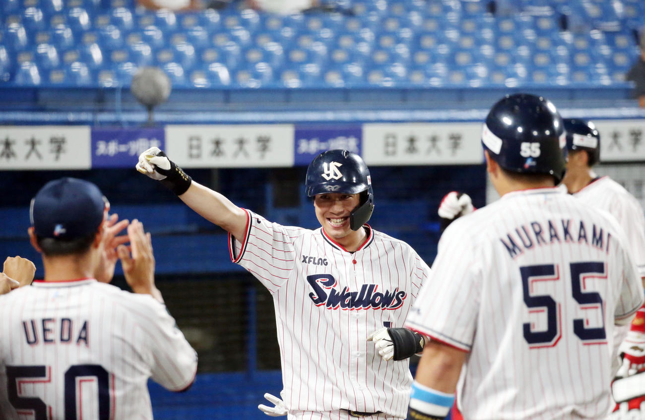 ヤクルト対巨人　6回裏ヤクルト無死一塁、2点本塁打を放ち、ベンチでガッツポーズを決める山田哲（中央）（撮影・狩俣裕三）