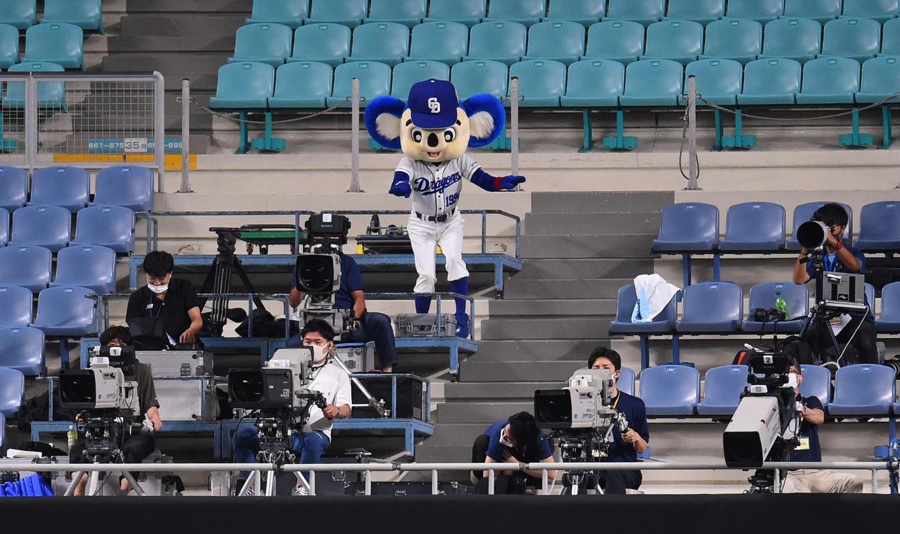 プロ野球中日対広島　4回表広島無死、鈴木誠也が放った中越え本塁打の打球があわや直撃、誰にも当たらずセーフのジェスチャーをするドアラ（撮影・森本幸一）
