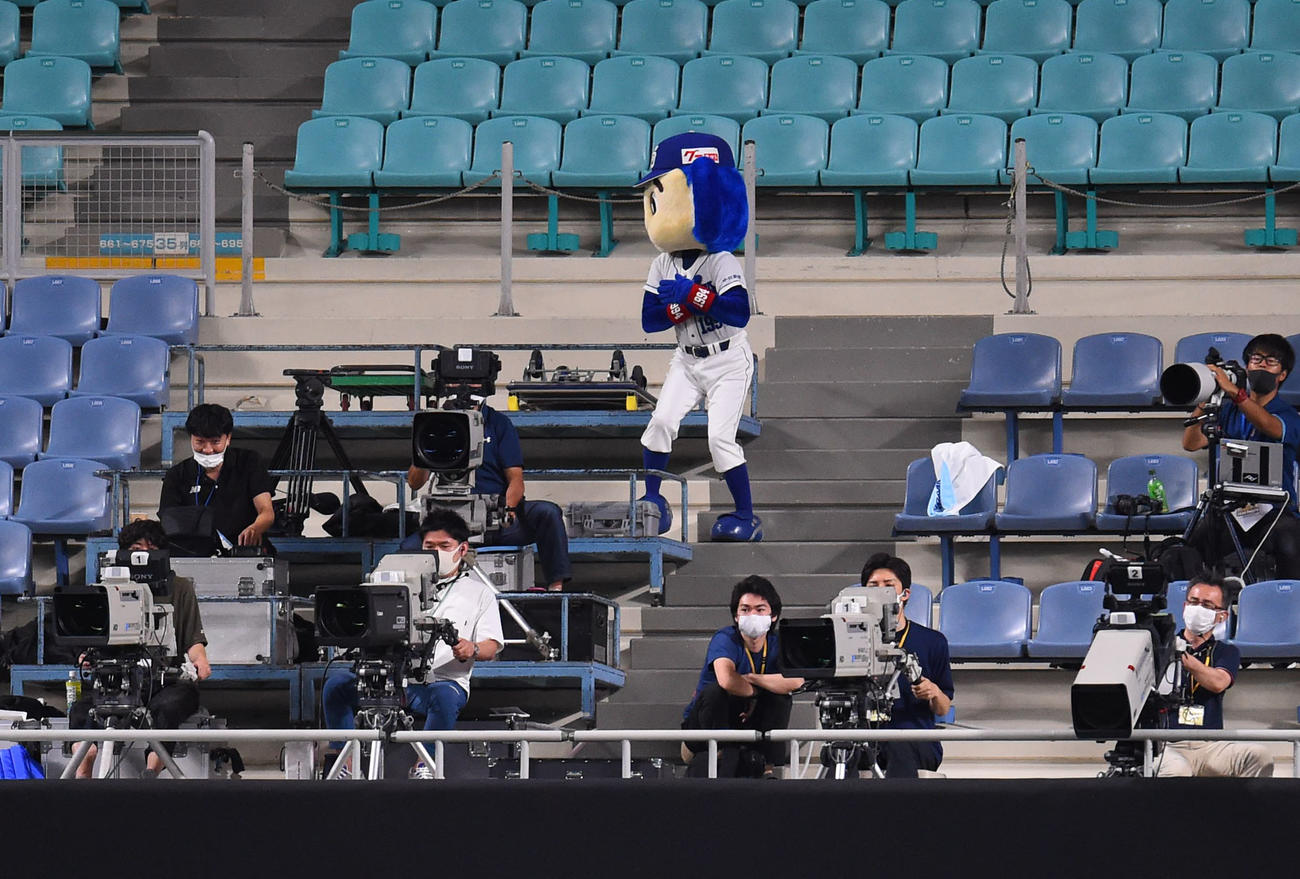 プロ野球中日対広島　4回表広島無死、鈴木誠也が放った中越え本塁打の打球があわや直撃、誰にも当たらず胸をなで下ろすドアラ（撮影・森本幸一）