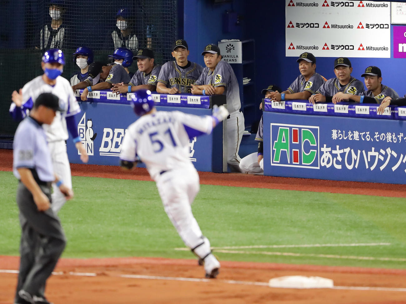 DeNA対阪神　5回裏DeNA無死、宮崎に右翼ソロ本塁打を浴び、走塁を見つめる矢野監督（中央）ら阪神ベンチ（撮影・浅見桂子）