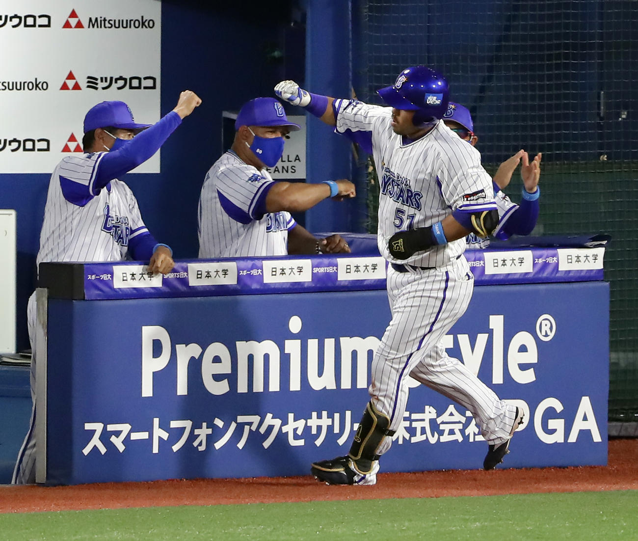 DeNA対阪神　5回裏DeNA無死、宮崎（手前）が右翼ソロ本塁打を放ち、エアグータッチで迎えるラミレス監督（中央）ら（撮影・浅見桂子）