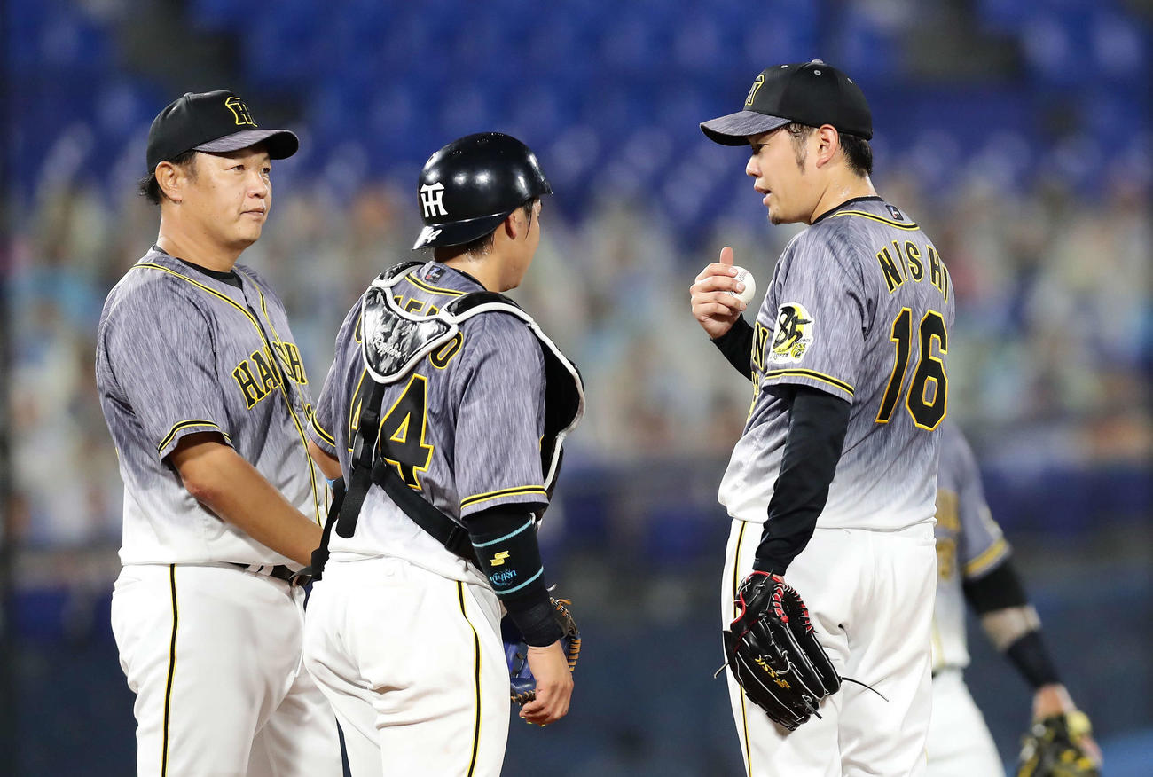 DeNA対阪神　5回裏DeNA1死一、二塁、ピンチを招いた西勇（右）のもとに集まる阪神内野陣（撮影・丹羽敏通）