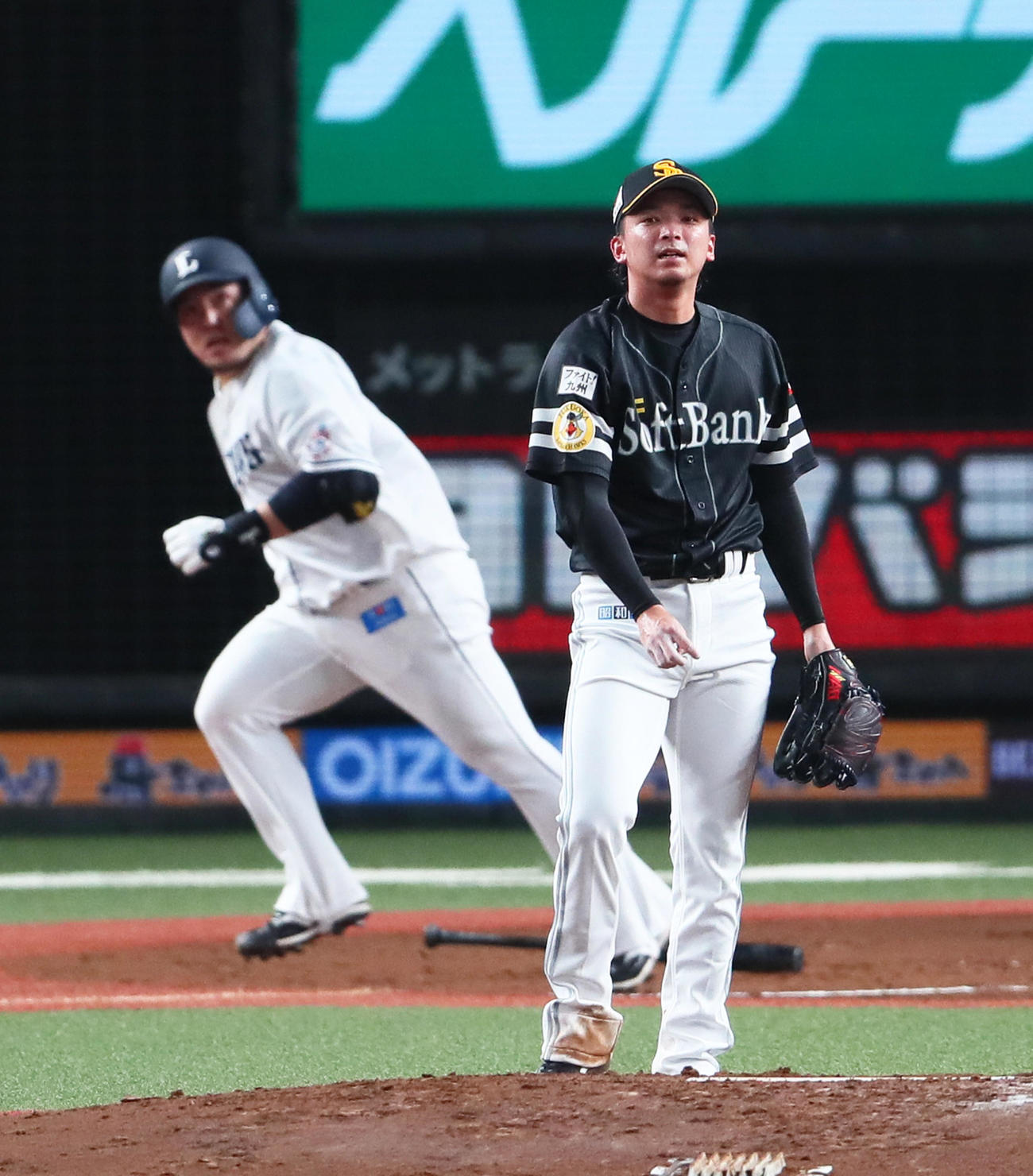西武対ソフトバンク　1回裏西武2死三塁、山川に左越え2点本塁打を浴びる東浜（撮影・足立雅史）