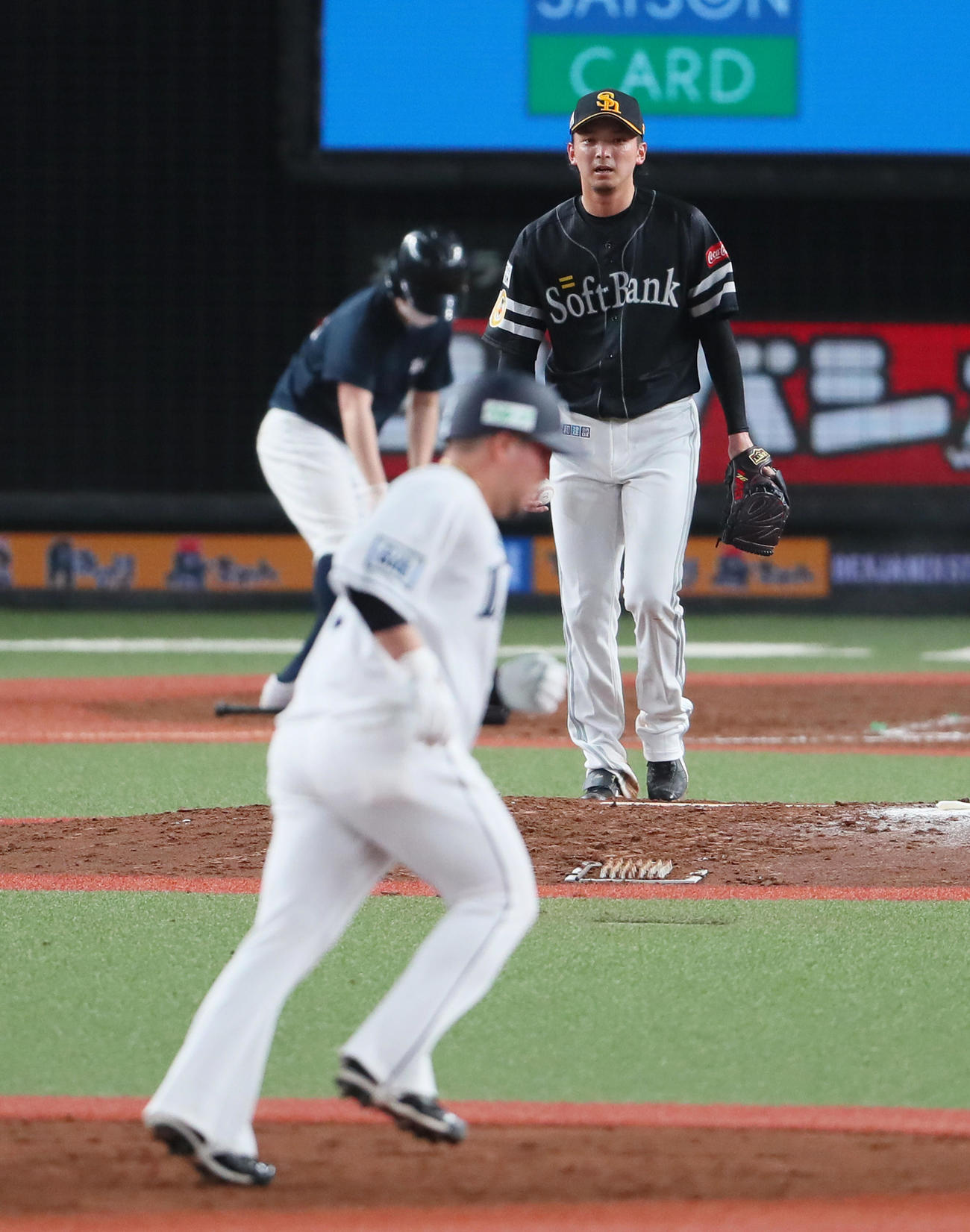 西武対ソフトバンク　3回裏西武2死、山川（手前）に2打席連続の本塁打を浴びた東浜（撮影・足立雅史）