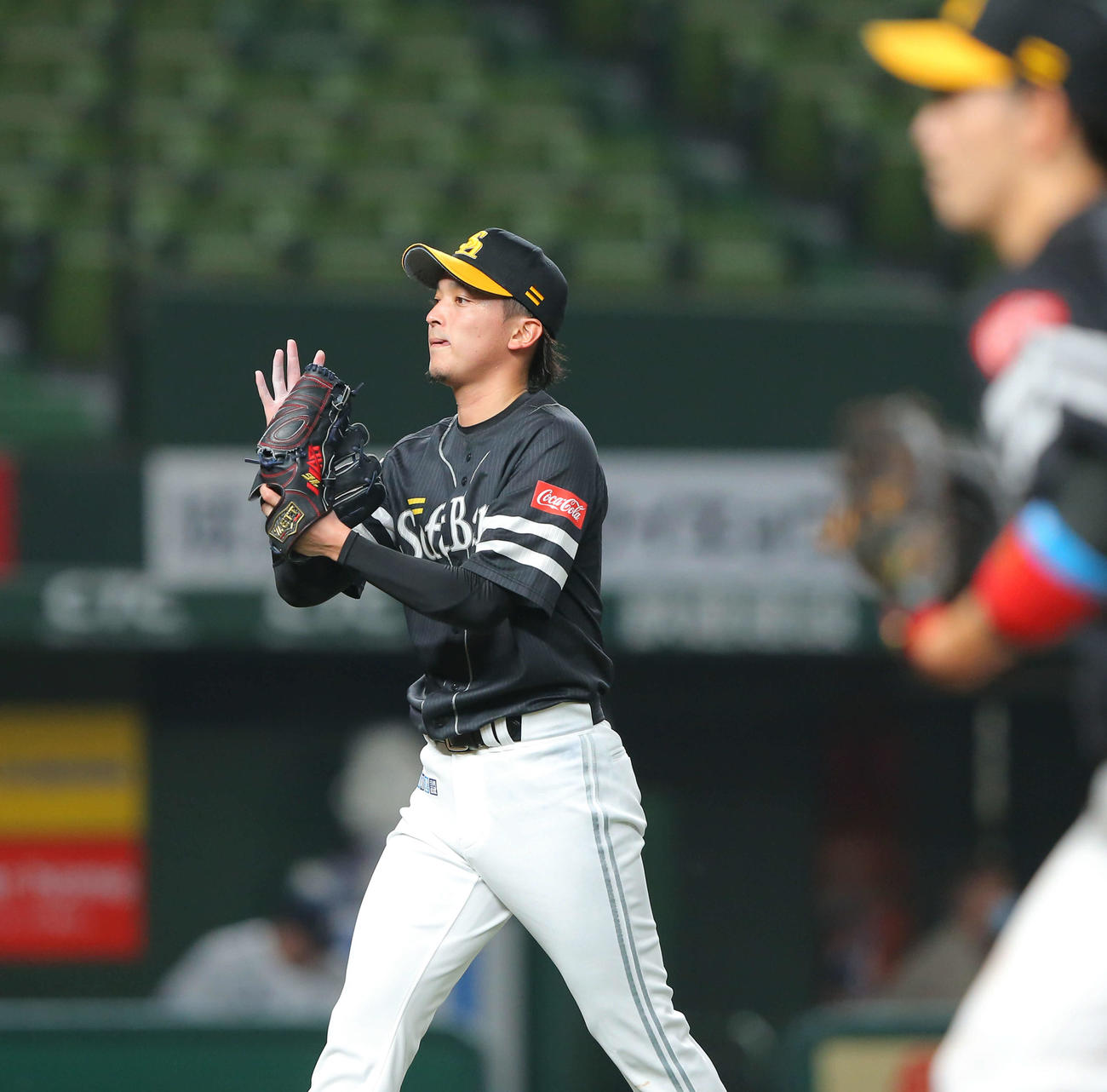 西武対ソフトバンク　6回裏西武の攻撃を三者凡退に抑えグラブをたたきベンチへ戻る東浜（撮影・河田真司）